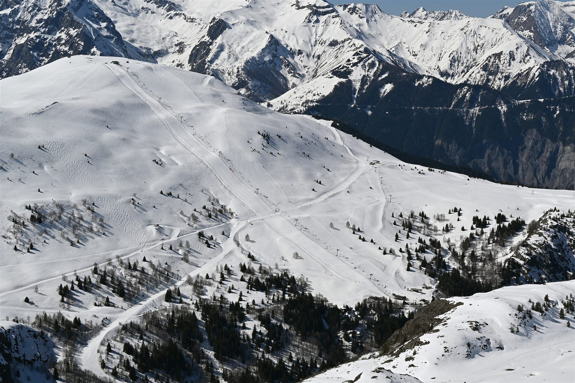 Skipisten zur Sarenne vom Le Chalvet, Alpe d’Huez, mit dem Pistennetz vor den Hochalpen