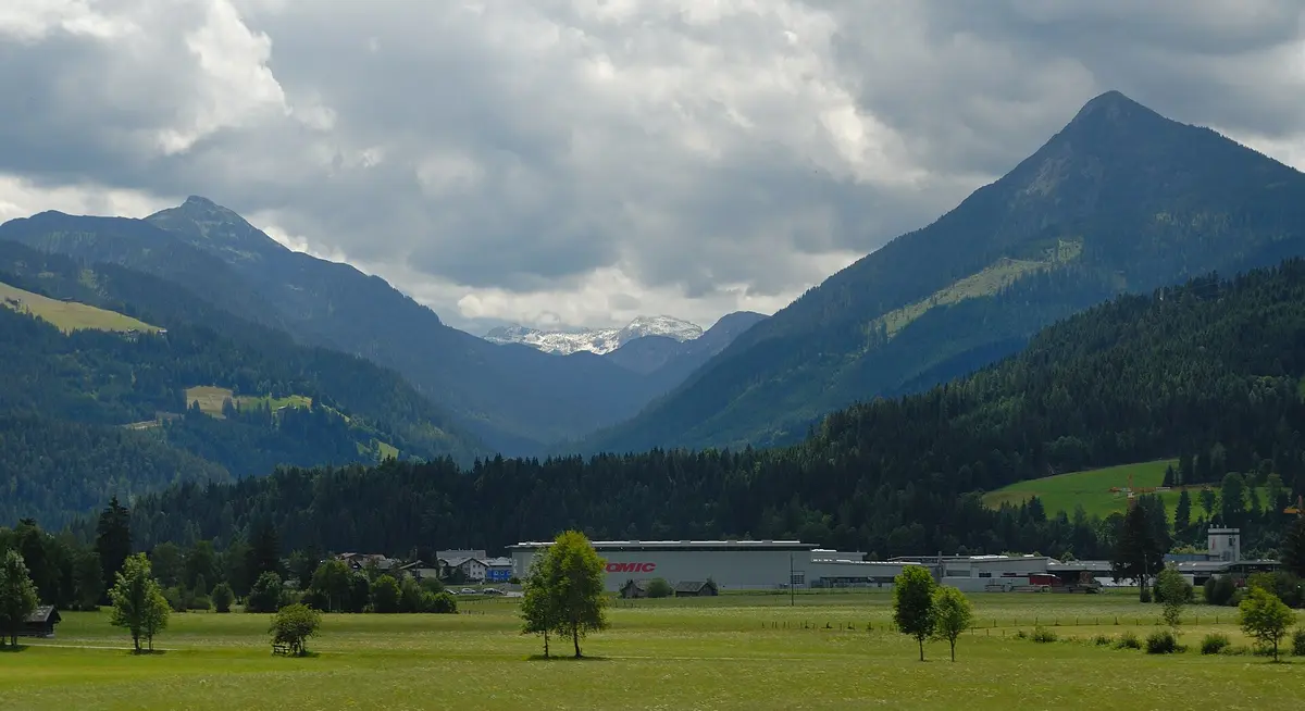 Atomic-Werk in Altenmarkt (2009) – Aufnahme in der Umgebung von Flachau