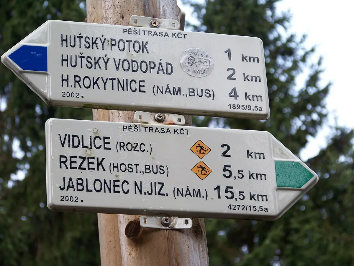 Rozcestník Sedlo pod Dvoračkami, modrá a zelená – Aufnahme in der Umgebung von Dvoračky