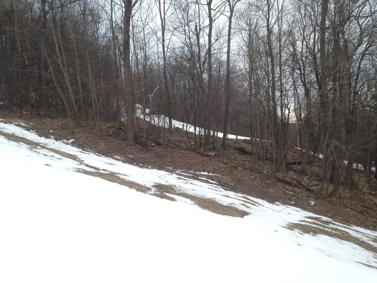 Sparse snow, utility work on alpine ski trail – Aufnahme in der Umgebung von Bristol Mountain Ski Resort