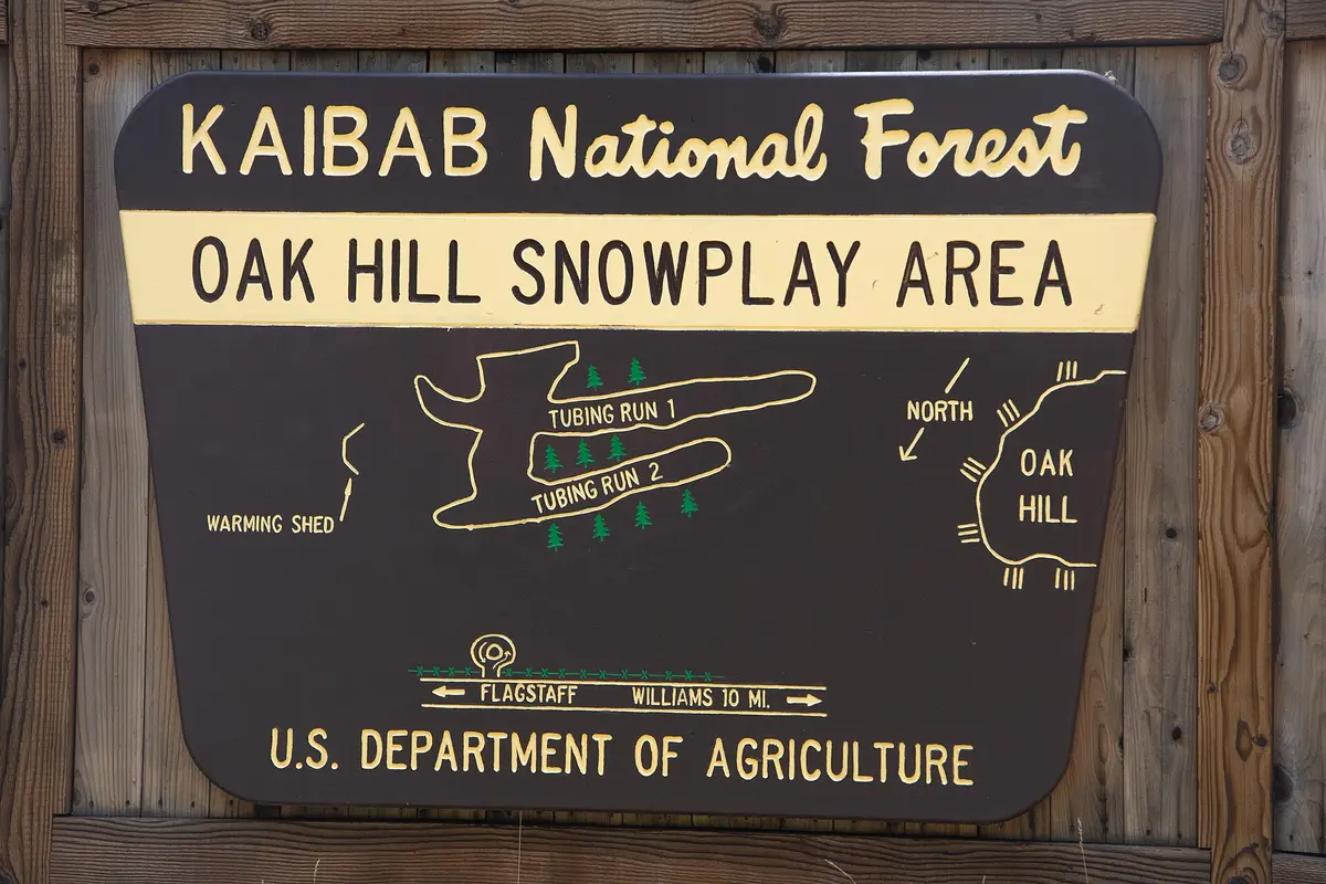 Oak Hill Snow Play Area Sign – Aufnahme in der Umgebung von Tubing Hill