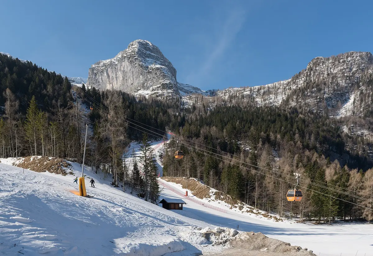 Tarvisio Rio del Lago Sella Nevea Kabinenbahn und Schipiste Monte Canin 10032015 0527 – Aufnahme in der Umgebung von Tarvisio