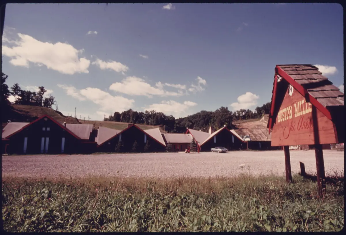 SKI LODGE AND SLOPES IN THE BACKGROUND IN BOSTON TOWNSHIP AT RIVERVIEW ROAD AND BOSTON MILLS, NEAR CLEVELAND, OHIO.... - NARA - 557989 – Aufnahme in der Umgebung von Boston Mills Ski Resort