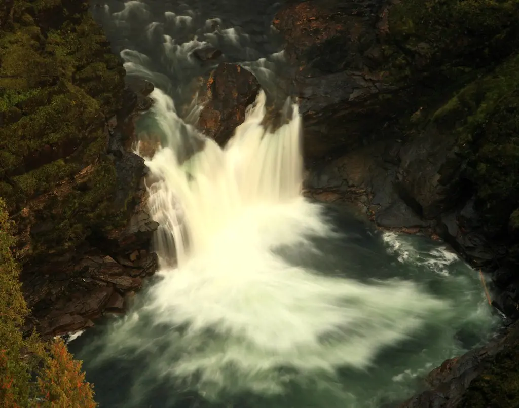 Swirling vortex at the base of lower Helmcken Falls, Wells Gray Provincial Park – Aufnahme in der Umgebung von Wood River Valley Ski Touring Park