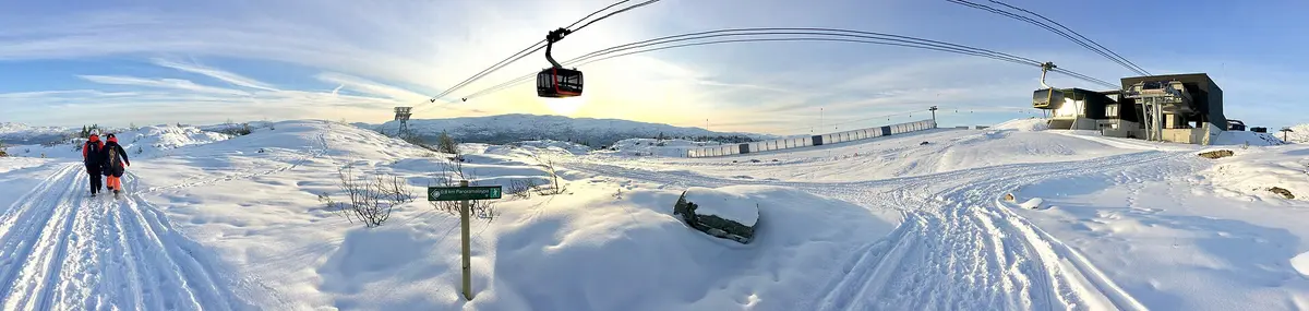 Voss Gondol Gondola aerial passenger lift (taubane) Summit station top terminal at the Hanguren mountain 820m Ski resort Cabin Cableway Panoramaløypa Paraglider pilots Snow November afternoon sunset Voss Norway Distorted panorama photo – Aufnahme in der Umgebung von Norway Mountain Ski Resort