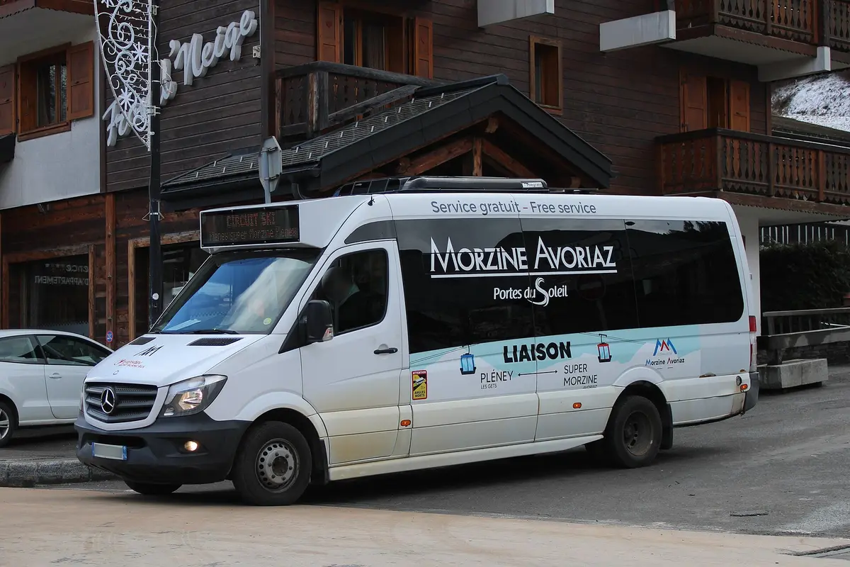 Morzine - 74110 - 2024.02.23 - Morzine Avoriaz - Transdev Mont Blanc Bus - Mercedes-Benz Sprinter Integralia in-urban n°154 © Anthony Levrot – Aufnahme in der Umgebung von Les Gets-Morzine