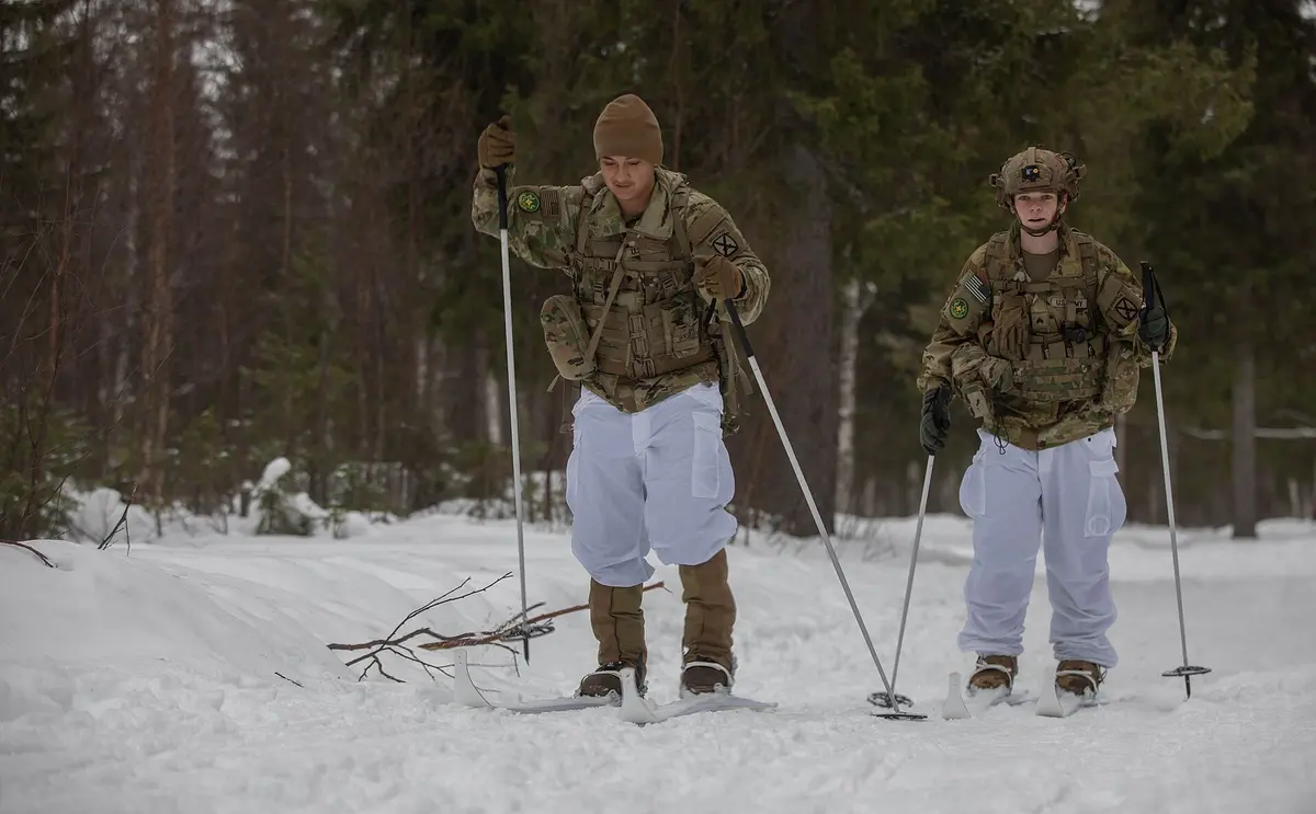 10th Mountain Division Soldiers execute movement via Finnish skis – Aufnahme in der Umgebung von Soldier Mountain Ski Area