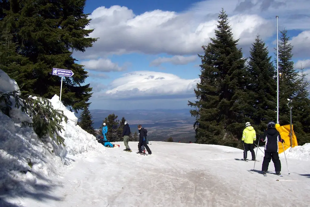 HIGH ON THE HILL – Aufnahme in der Umgebung von Bear Mountain Ski Hill