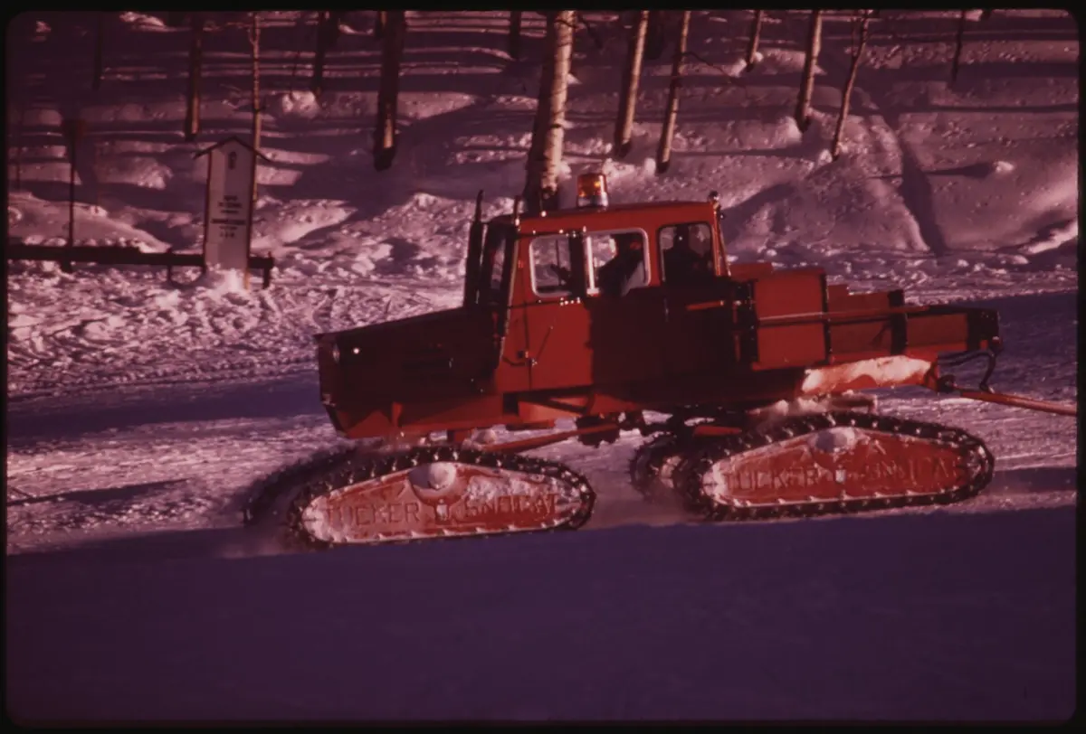 SNOWCATS PACK THE SNOW ON THE SKI TRAILS - NARA - 554287 – Aufnahme in der Umgebung von Nara Trails