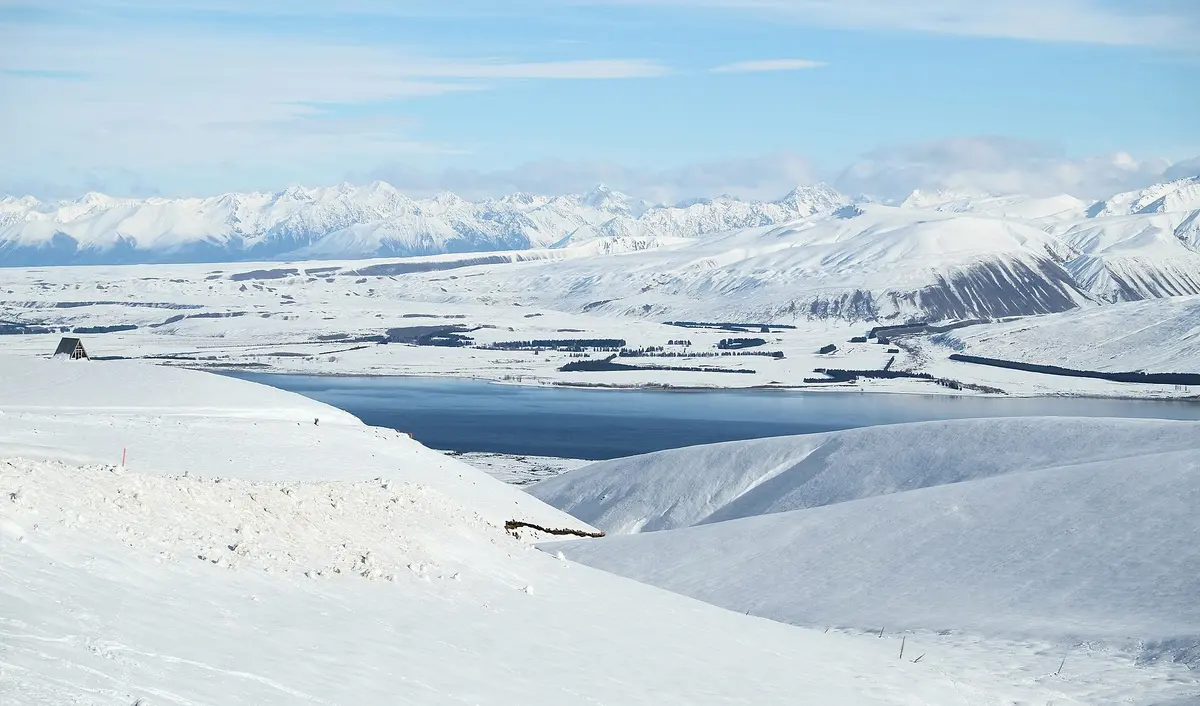 Winter view from Roundhill Ski Area to Lake Tekapo – Aufnahme in der Umgebung von Roundhill Ski Field