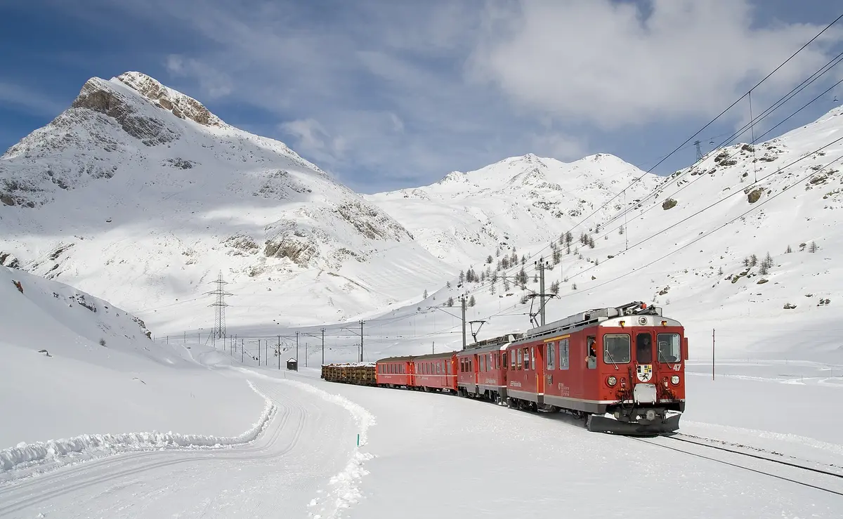 Berninabahn zwischen Lagalb und Ospizio Bernina im Winter – Aufnahme in der Umgebung von Pontresina