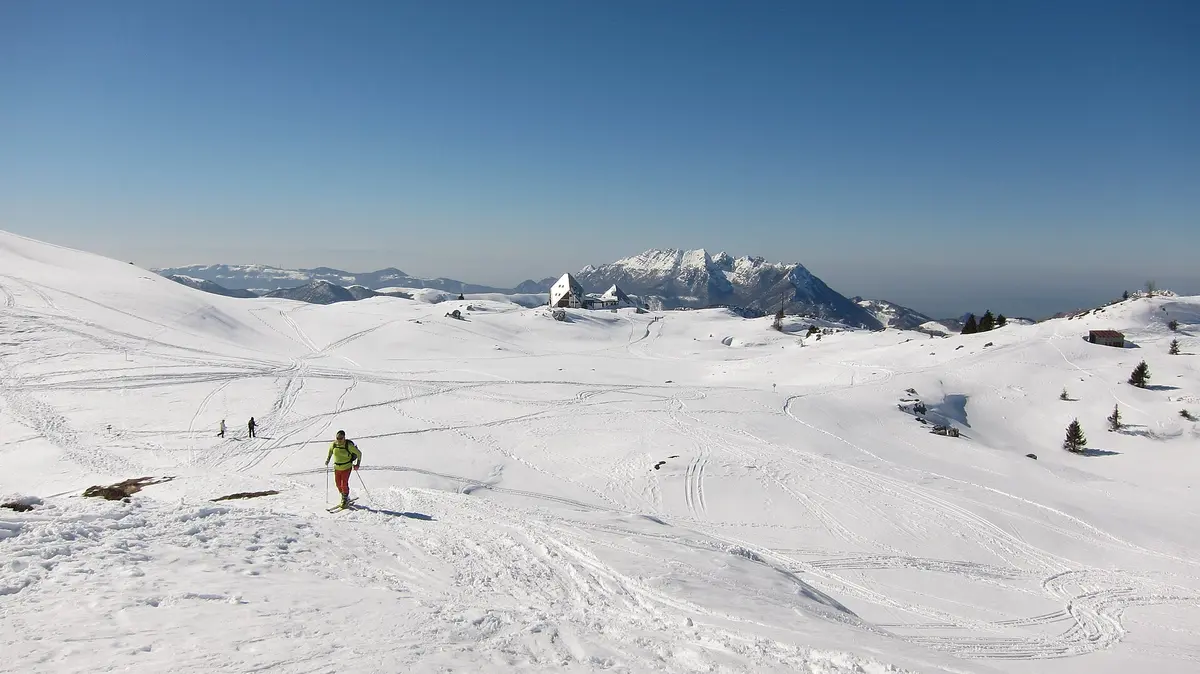 Rifugio Nicola, sciatore sui Piani di Artavaggio (Lecco, Lombardia) 1649 m.s.l.m. innevati. 2016-03-19 – Aufnahme in der Umgebung von Piani di Artavaggio