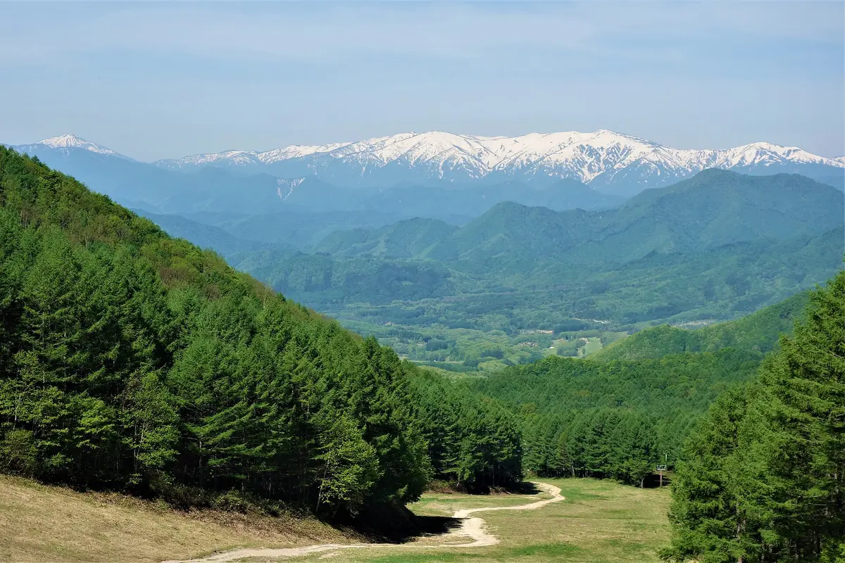 会津高原たかつえスキー場からの燧ヶ岳と会津駒ヶ岳２ – Aufnahme in der Umgebung von 会津高原たかつえスキー場