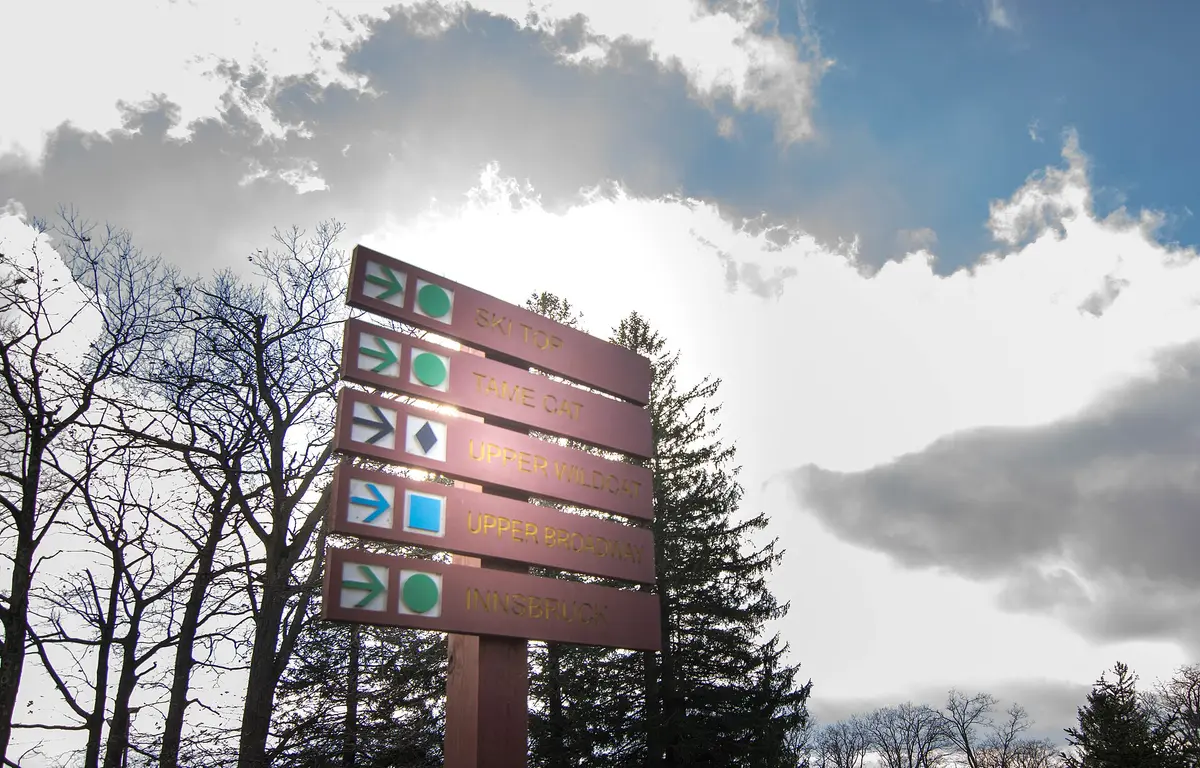 2023 11 Laurel Mt Ski Sign – Aufnahme in der Umgebung von Laurel Mountain Ski Resort