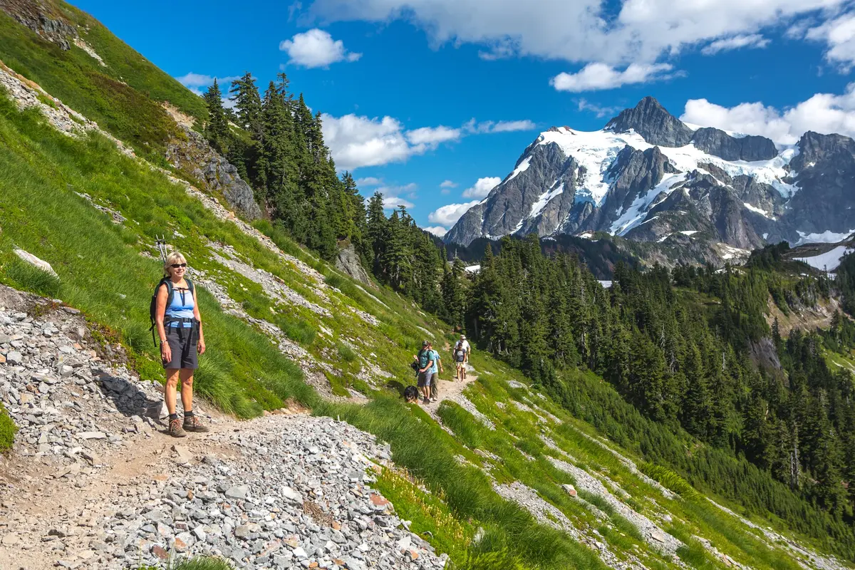 Eva Boothroyd on the Ptarmigan Ridge trail at Mt Baker ski area – Aufnahme in der Umgebung von Baker Mountain Ski Area