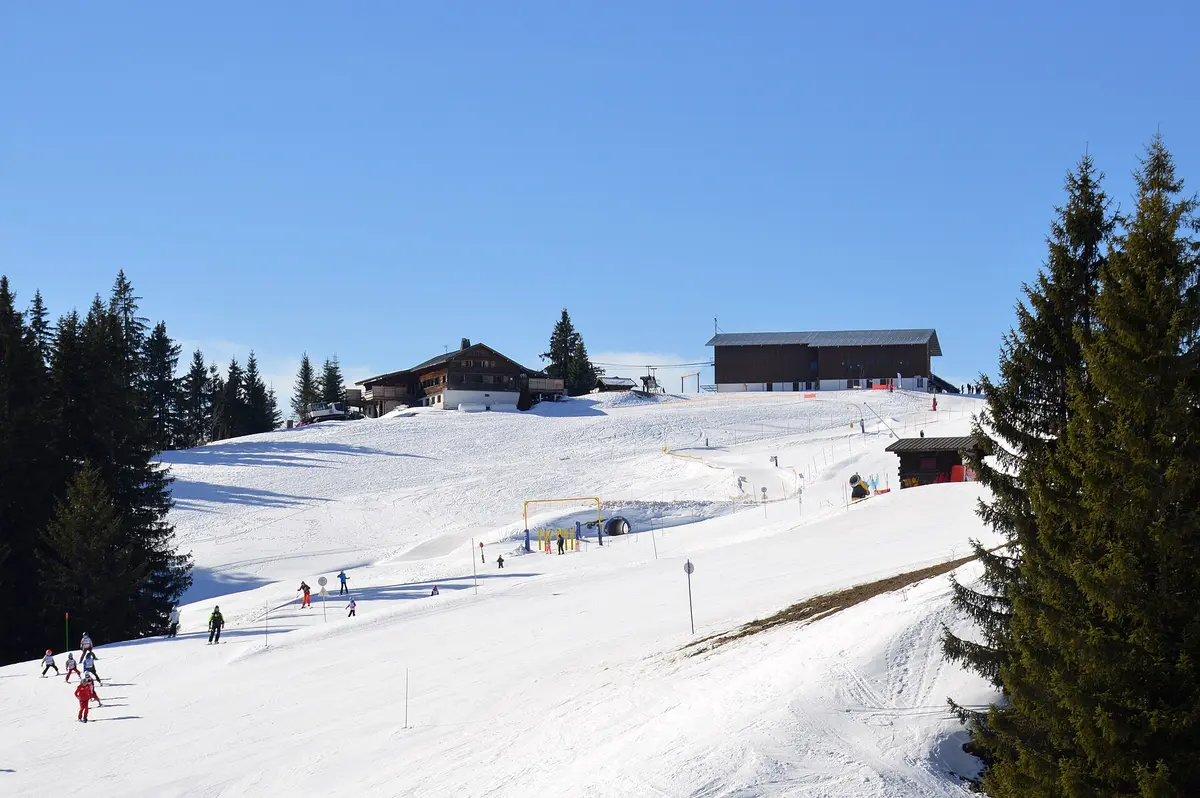 View of the Télécabine du Jaillet top station from the north, Sur les Prés, Megève, 2025 – Aufnahme in der Umgebung von Les Portes du Mont-Blanc