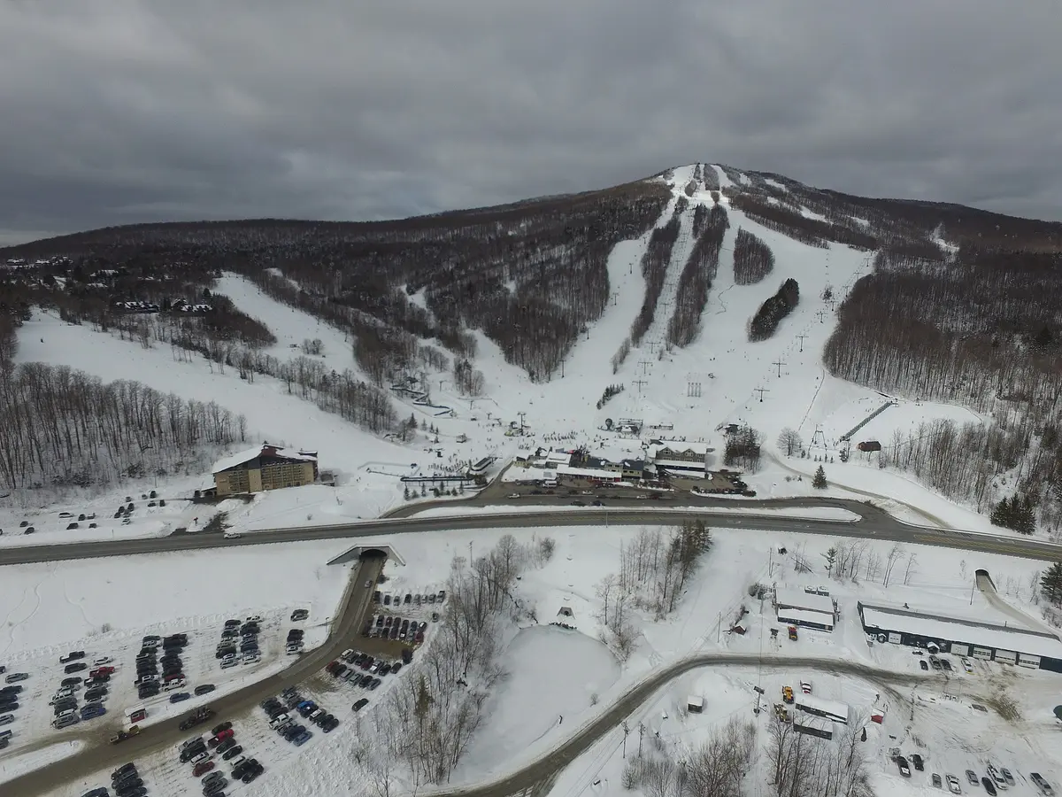 Bromley Mountain aerial – Aufnahme in der Umgebung von Bromley Mountain Ski Resort;Bromley Mountain