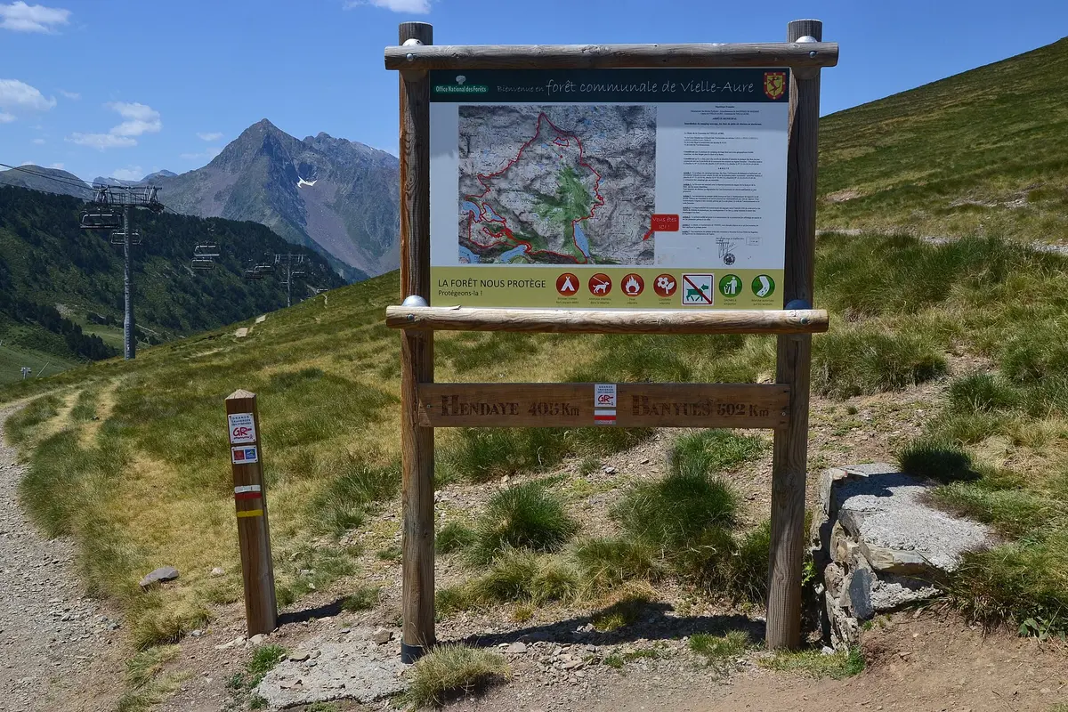 GR10 map at Col de Portet – Aufnahme in der Umgebung von Domaine de Saint-Lary